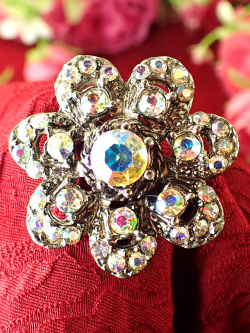 ＜英国ミッドセンチュリー＞超キラキラ7色に輝くクリスタル♪華やかな立体的な光のお花のブローチ