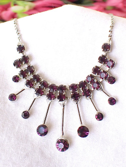 ＜英国ミッドセンチュリー＞ルビー色に輝くクリスタル♪アートフルなシルバープレートのネックレス
