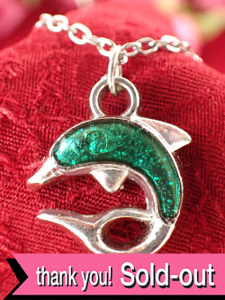 ＜英国ミッドセンチュリー＞海原を跳ね上がるイルカ君♪グリーンと銀色が素敵なシルバープレートのネックレス