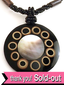 ＜英国ミッドセンチュリー＞黒いヨーロピアンガラスビーズのチェーン♪真珠色に輝く大きな白蝶貝の美しいネックレス