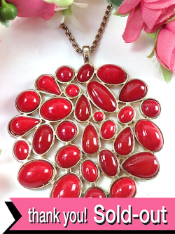 ＜英国コスチュームジュエリー＞赤色の様々な形のレジン♪ゴールドプレートの金色がアートフルなネックレス