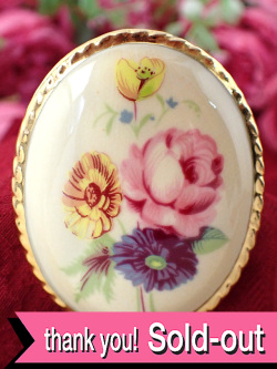 ＜英国ミッドセンチュリー＞華やかなお花たちのブーケ♪陶器に咲いたみごとなお花の大きなブローチ