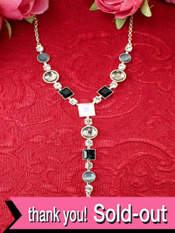 ＜英国ミッドセンチュリー＞アンバーに輝く大粒のヨーロピアンガラス♪オニキスとキュービックジルコニアの揺れるチャームのネックレス