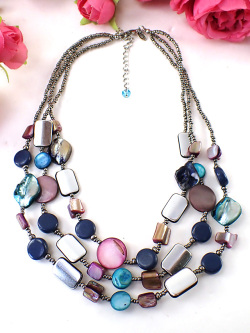 ＜Marks&Spencer＞チェーン全体に天然貝とシルバーメタル♪ヨーロピアンガラスビーズも輝くマークス＆スペンサーの３連ネックレス