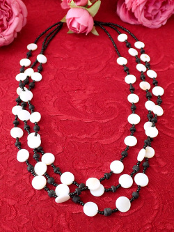 ＜Marks&Spencer＞チェーン全体に無数の白蝶貝♪ヨーロピアンガラスビーズも輝くマークス＆スペンサーのモダンな３連ネックレス