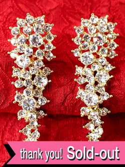 ＜英国ミッドセンチュリー＞キラキラ強い輝きのキュービックジルコニア♪揺れるチャームが光り輝く優雅なピアス