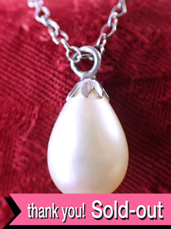 ＜英国スターリングシルバー＞美しいティアドロップ形の大粒リアルパール♪銀細工も美しい光のネックレス