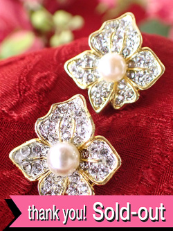 ＜英国ミッドセンチュリー＞愛らしいキュービックジルコニアの花びら♪フェイクパールが輝くイヤリング