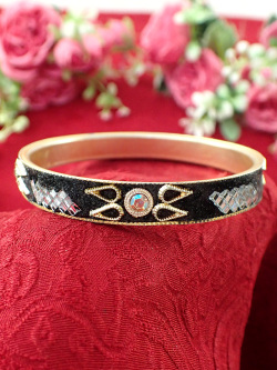 ＜英国ミッドセンチュリー＞ラメ入り黒地にミラーとクリスタル♪光り輝く金色の美しいバングル