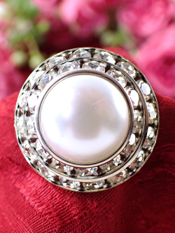 ＜英国コスチュームジュエリー＞真珠色に輝く大粒のフェイクパール♪キュービックジルコニアも輝く大輪のお花のブローチ