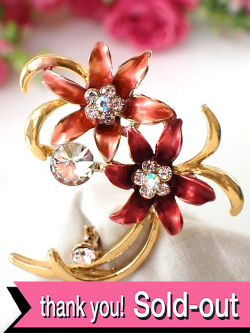 ＜英国ミッドセンチュリー＞まばゆいばかりの光の競演♪たくさんのクリスタルが輝く赤いお花のブローチ
