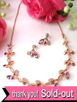 ＜AVON：未使用品＞神秘的な紫の輝き♪ピンクゴールドのチェーンにクリスタルとキュービックジルコニアのネックレス&ピアス「２点セット：ミニパンフ＆専用のお箱付き」