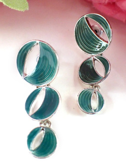 ＜デンマーク：PILGRIM＞輝く銀色の３連の雫♪ペパーミントグリーンが輝くシルバープレートのピアス