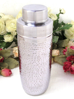 ＜英国ビンテージ＞叩き出し加工が良い味わいの銀色に輝く大きめのカクテルシェーカー