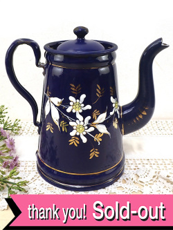 １９５０年代：カントリーなアンティークホーロー♪金彩のお花たちがきれいな紺色のコーヒーポット／ケトル