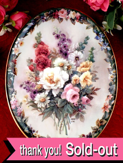 ＜アメリカ製：The Bradford Exchange 限定品＞「Remembrance」華やかなバラのお花たちブーケ♪金彩も美しい楕円形の絵皿