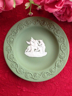 ＜WEDGWOOD＞ペガサスをお世話する３人の女神様♪ウェッジウッドの珍しいグリーンジャスパーのスモールプレート「スタンド付」