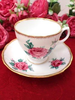 ＜廃盤レア♪Dorchester＞ピンク色の大輪のオールドローズ♪金彩も輝くカップ＆ソーサー