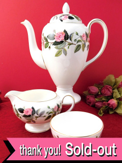 ＜WEDGWOOD＞１９５６年：廃盤レア♪「HATHAWAY ROSE（ハサウェイ・ローズ）」の大きなティーポット＆ミルクジャグ＆シュガーボウル「３点セット」