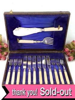 ＜英国銀器＞１９３０年代：上品なデザインの天然ボーンのシルバープレートのカトラリー「14点セット：お箱付」