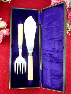 ＜SELFRIDGE＞１９３０年代：美品♪上品なデザインの天然ボーン♪とてもめずらしいサーバーナイフ＆フォーク「２点セット：お箱付」