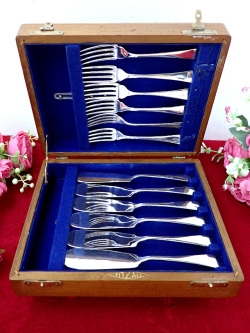 ＜英国銀器＞１９４０年代：完全フルセット♪ハンドメイドの銀細工が優雅なシルバープレートのカトラリー「１２本セット：木箱付」