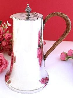 ＜JD&S＞１９１０年代：エドワーディアン時代♪素晴らしく優雅なデザイン♪籐の持ち手が素敵なシルバープレート（純銀メッキ）の大きなコーヒーポット