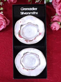 ＜英国銀器＞「Grenadier Slversmiths」♪優雅な銀細工が美しいシルバープレートのスモールカップ「お箱付」