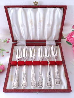 ＜英国銀器＞美品♪優雅な立体的な銀細工♪シルバープレートのデザートフォーク「６本セット：お箱付」