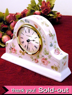 【３０日間保証付】＜ウェッジウッド＞可憐なバラの実♪「ROSEHIP」の優雅で大きな陶器の置時計