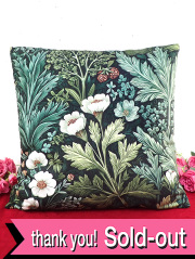 ＜ウィリアム・モリス：未使用品＞深い森の中の野の花たち♪優しい絵柄が素敵なクッション「中のクッション材付き」