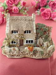 ＜Lilliput Lane＞「Cobblers Cottage」♪屋根の上に覆いかぶさるつる植物のオールドコテージのフィギュア