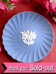 ＜廃盤レア♪ウェッジウッド＞優雅な立体的なお花のレリーフ♪ブルージャスパーのお花のような飾り皿「スタンド付」
