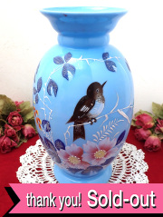 １９２０年代：ハンドペイントの野鳥さんとお花たち♪高さ２６.５cm英国ミルクガラスの工芸品のようなとても大きなフラワーベース