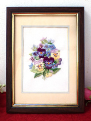 ＜英国ミッドセンチュリー＞シルク刺繍のビオラのお花たちのブーケ♪光沢のあるお花たちの額