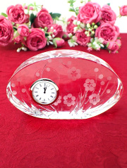 ＜３０日間保証＞優雅なグラヴィール装飾のお花たち♪氷細工のような美しいクリスタルガラスの光の置時計