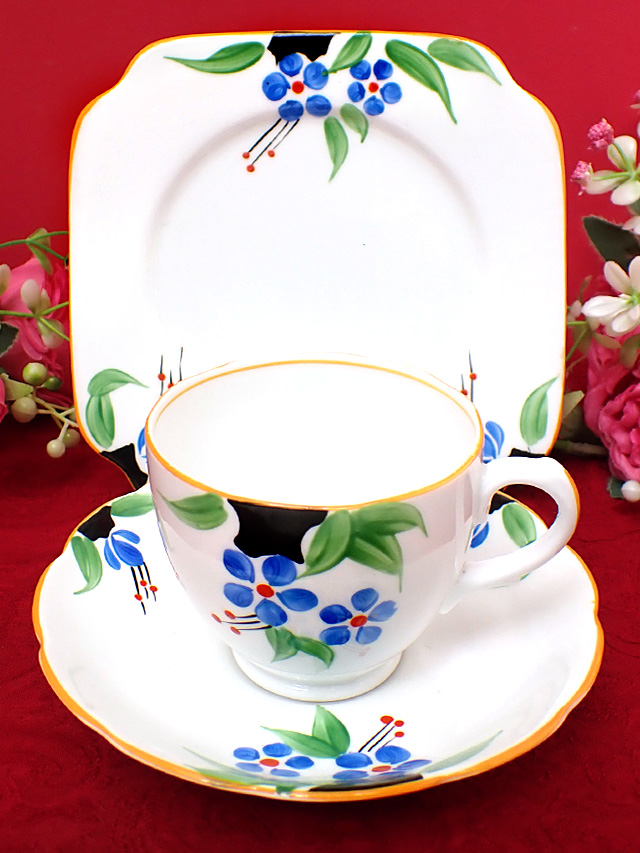 ★★＜英国ハンドペイント：Bell China＞青い野の花たち♪オレンジ色のラインがロマンチックなトリオ