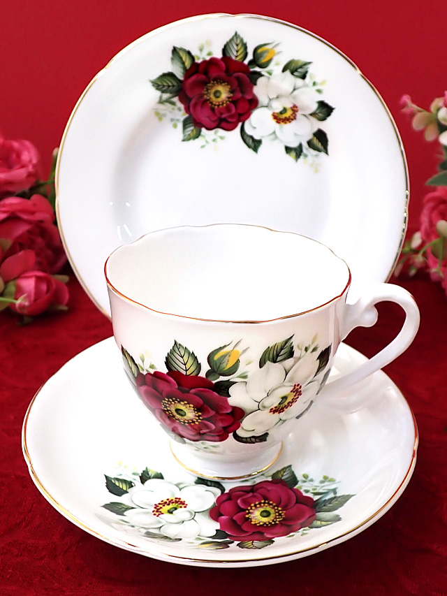 ＜Royal Grafton＞赤と白のオールドローズ♪ロマンチックなお花たちのロイヤルグラフトンのトリオ