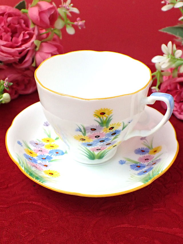 ＜英国ハンドペイント：Grafton＞優しいお色のデイジーのお花たち♪パステルカラーのカップ＆ソーサー