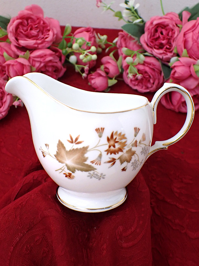 ＜コルクロウ＞１９5０年代「AVON」森の木の葉とお花たち♪金彩も輝くロマチックなシェイプの大きなミルクジャグ