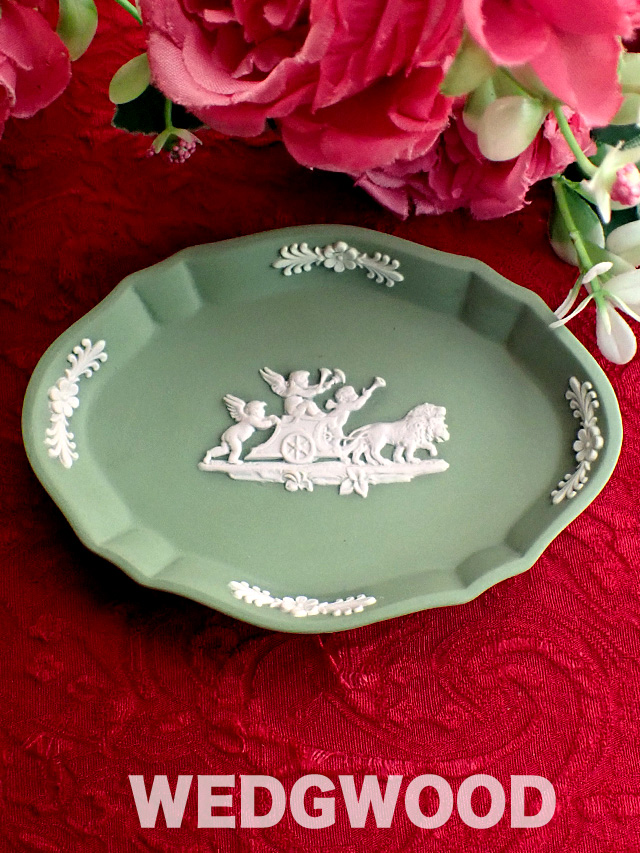 ＜WEDGWOOD＞ライオン馬車の３人の天使たち♪珍しいグリーンジャスパーのスモールプレート「スタンド付」