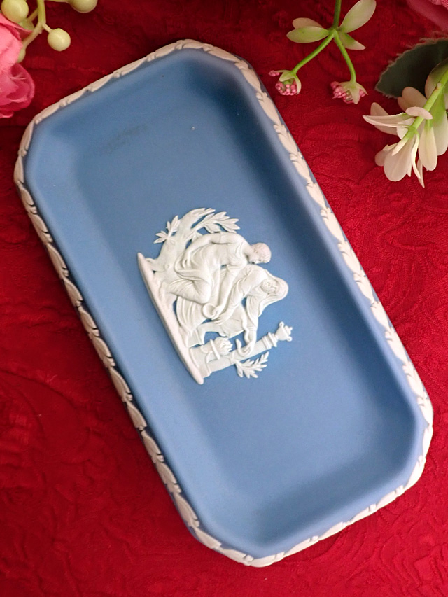 ＜廃盤レア♪ウェッジウッド＞「ブルージャスパー」二人の神様のレリーフ♪貴重な長方形のトレイ「スタンド付」