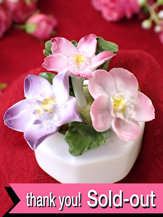 ＜AYNSLEY＞立体的なオールドローズの優雅な陶器細工♪華やかなお花たちの美しいブーケ