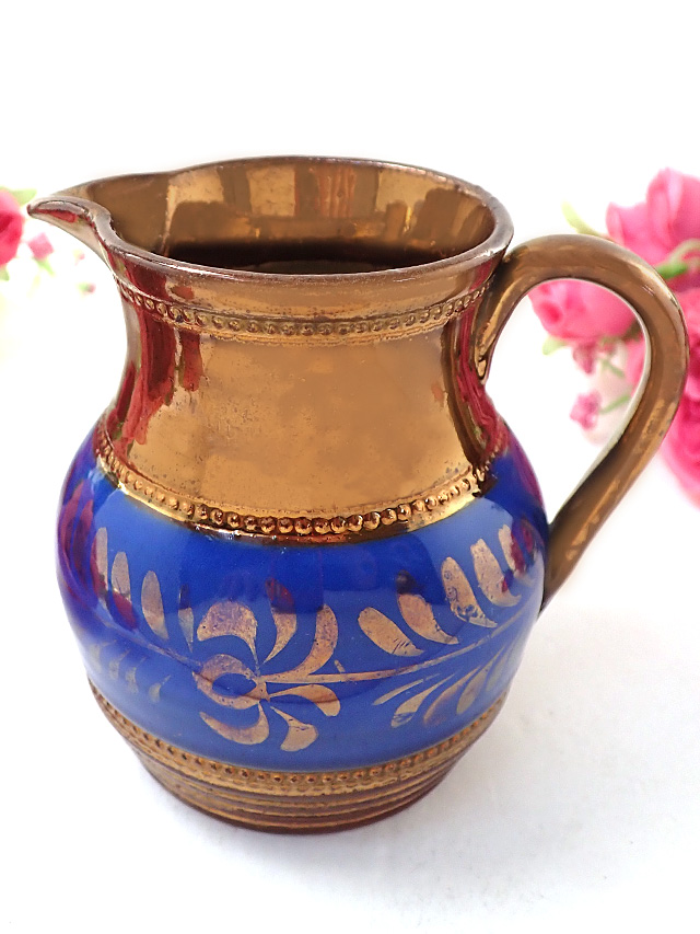 １９３０年代：エナメルペイントのいぶし金とブルーの競演♪たっぷりとした金彩も優雅なアンティークのジャグ