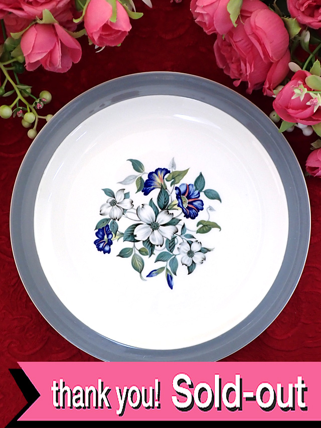 ＜廃盤レア♪ウェッジウッド：BARLASTON＞「ISIS」美しい絵画のようなお花たち♪上品なブルーグレイのふち帯が美しい飾り皿「スタンド付」