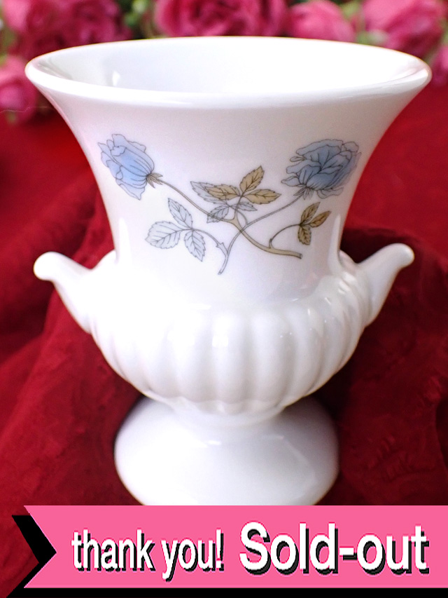 ＜廃盤レア♪ウェッジウッド＞「ICE ROSE（アイス・ローズ）」♪貴重な水色のバラの伝統的なフォルムのスモールフラワーベース