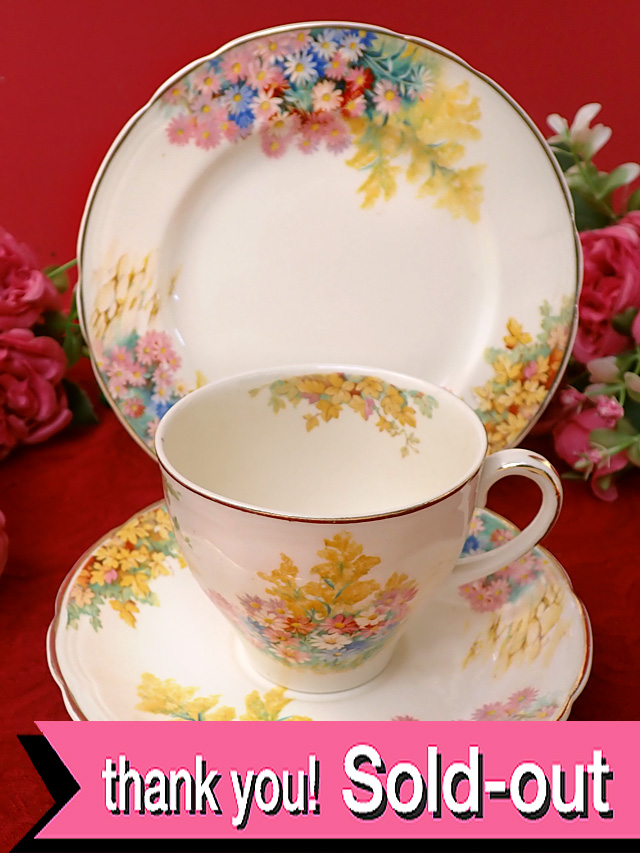 ＜J.FRYER & SON＞１９５０年代：英国カントリーサイドの野の花たち♪金彩も輝くロマンチックなシェイプのトリオ「専用スタンド付」