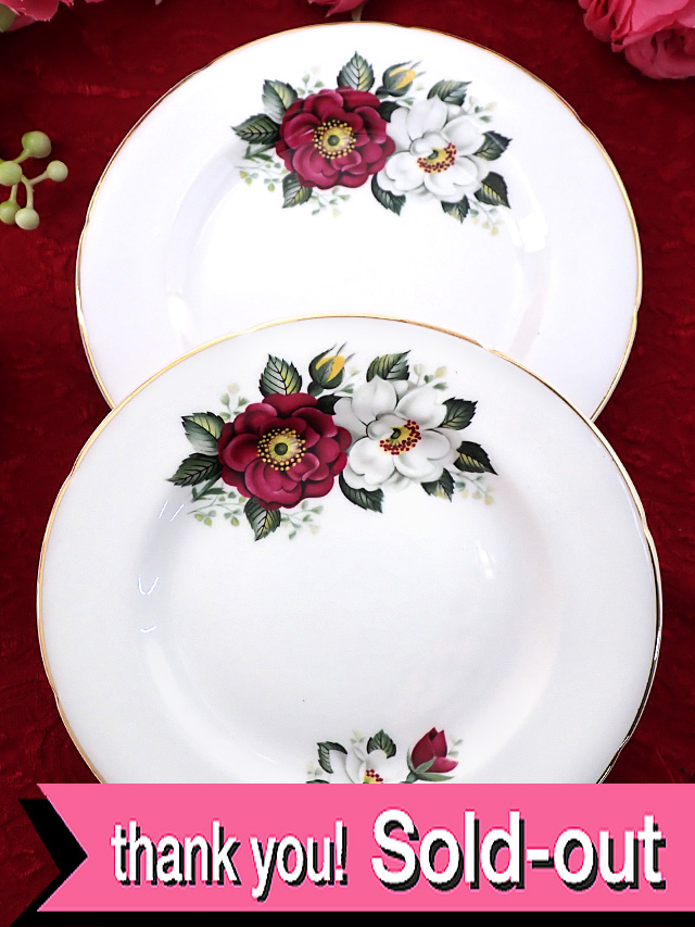 ＜Royal Grafton＞美しい赤と白のオールドローズ♪たっぷりとした金彩も優雅なケーキ皿「２枚組」