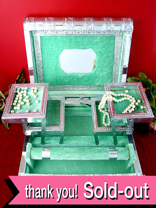 １９６０年代：豪華なヴィクトリアンスタイル♪銀細工が素晴らしい本の形のとても大きな宝石箱