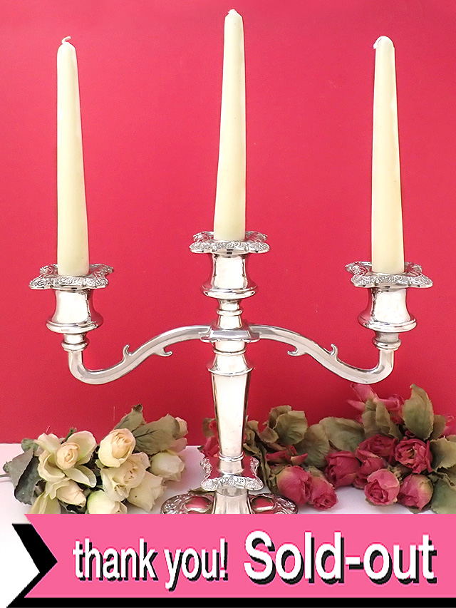 ＜英国銀器＞１９３０年代：ずっしりと重い美しいヴィクトリアンデザイン♪みごとな銀細工のとてお珍しい３つの口の大きな」キャンドルスタンド「キャンドル３本付」